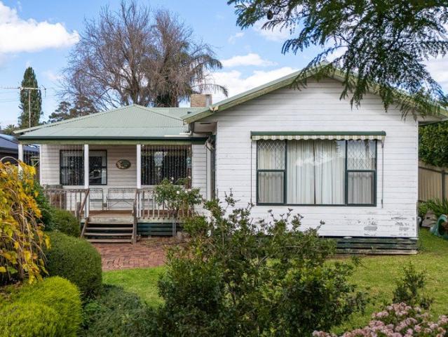 Spacious Family Living on a Generous 900sqm Approx. Allotment