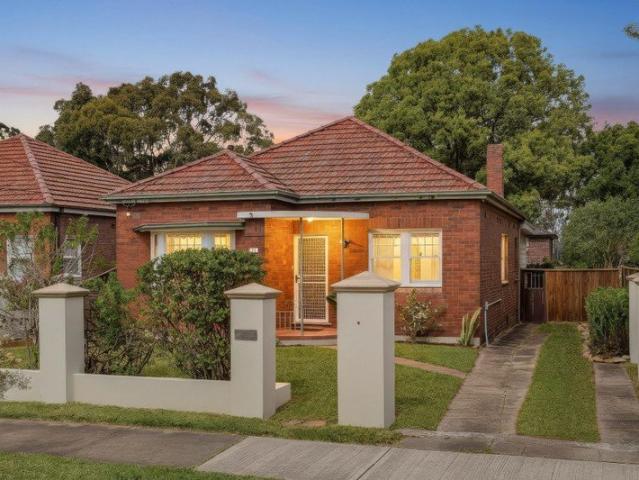 Spacious Family Living On A Generous Landholding