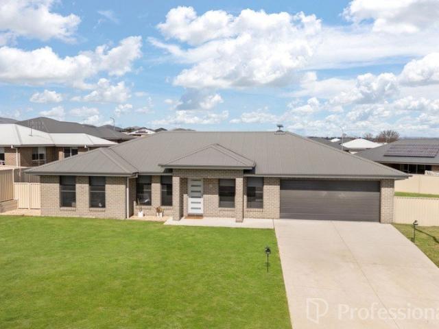 Spacious Family Living on a Flat 696m² Block