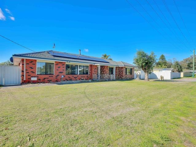 Spacious Family Living on a Huge 993sqm Corner Block in Harrisdale School catchment area!