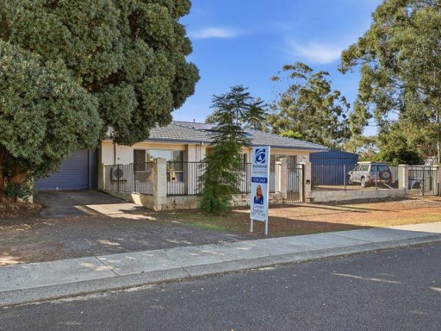 Spacious Family Living on a Huge 1077m² Block!