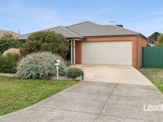 Spacious Family Living on a Rare 1,018m² Allotment