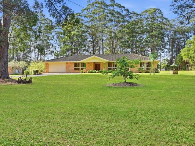 Spacious Family Living on an Elevated 4,670m² Block