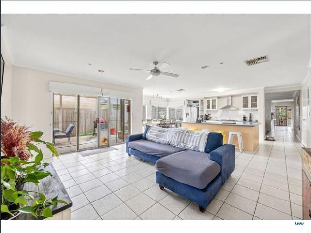 Spacious Family Living On Large 684m2 Block