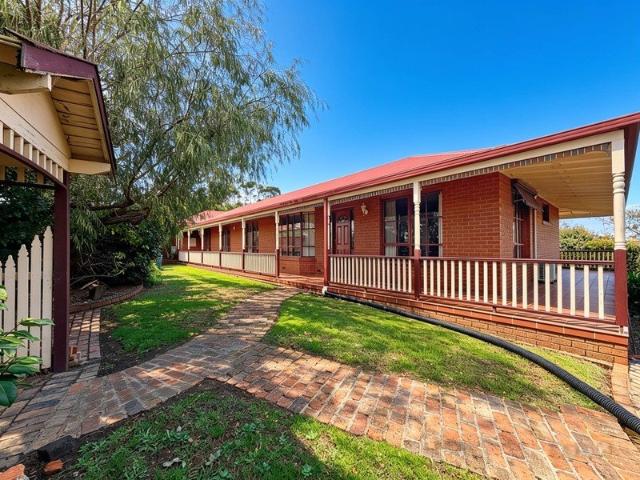 Spacious Family Living on 1528m² Corner Allotment