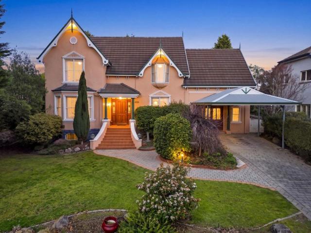 Spacious Family Living on 1711m² block