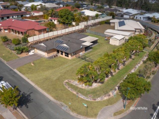 Spacious Family Living on 1,371m2  with Three Car Accommodation
