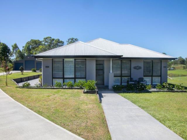 Spacious Family Living on 1 Acre with Pool, Shed & Stunning Views in Quiet Cul de Sac