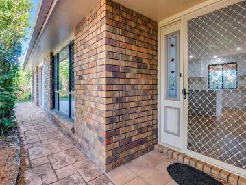 SPACIOUS FAMILY LIVING ON 2,000M² BLOCK IN QUITE CUL DE SAC