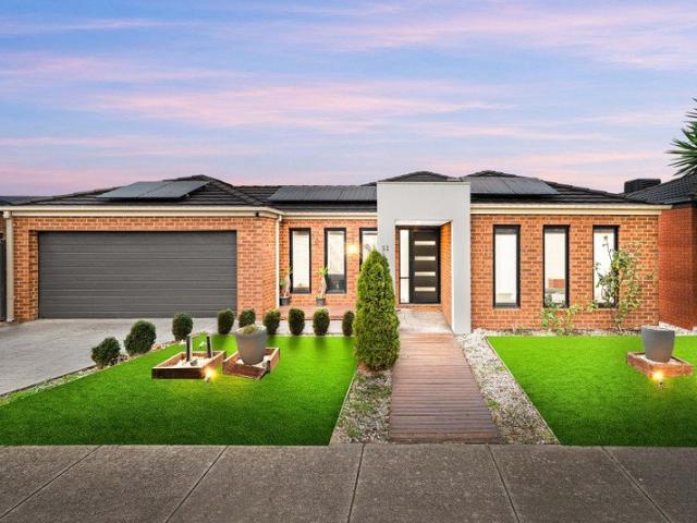 Spacious Family Living on 511m² in a Convenient Manor Lakes Location