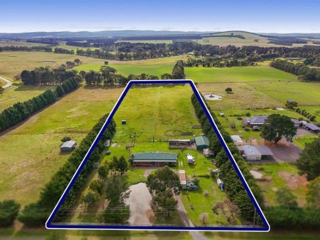 Spacious Family Living on 5 Acres in Ballan