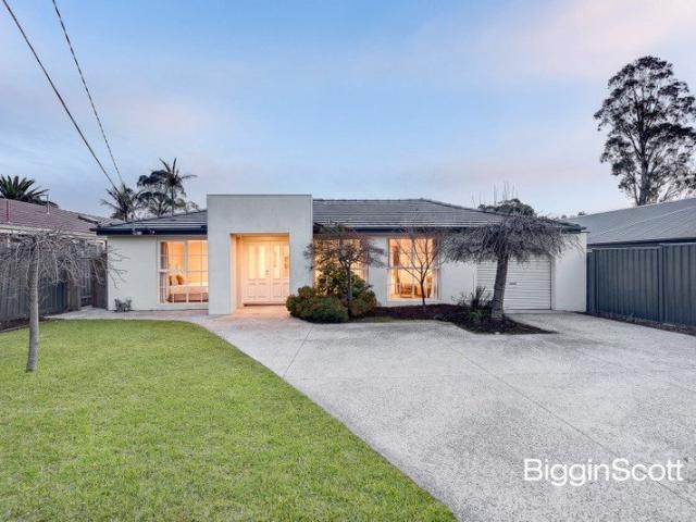 SPACIOUS FAMILY LIVING ON 656SQM IN A PRIME GLEN WAVERLEY LOCATION!