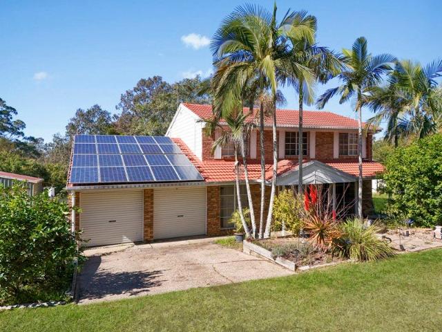 Spacious Family Living on 6,713m² with Endless Lifestyle & Shed Space
