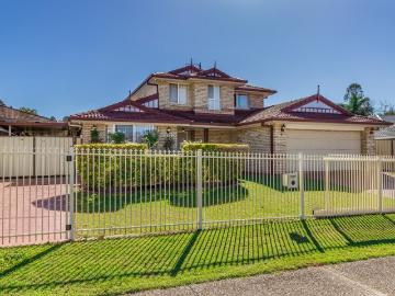 Spacious Family Living on 700sqm with Side Access and Exceptional Versatility