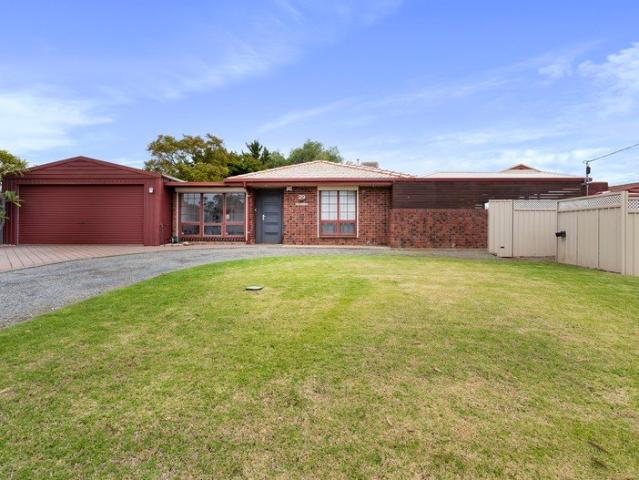 Spacious Family Living on 701sqm with Flexible Floorplan & Entertainer's Appeal