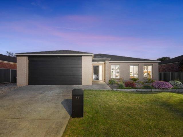 Spacious Family Living on 720sqm Fresh Updates, Solar & Exceptional Entertaining!