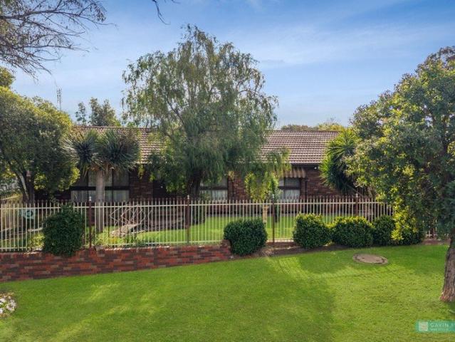 Spacious Family Living on 729m² Great Shedding & Convenient Location
