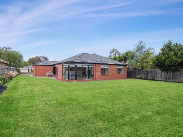 Spacious Family Living on 867m² with Side Access & Stunning Renovated Kitchen!