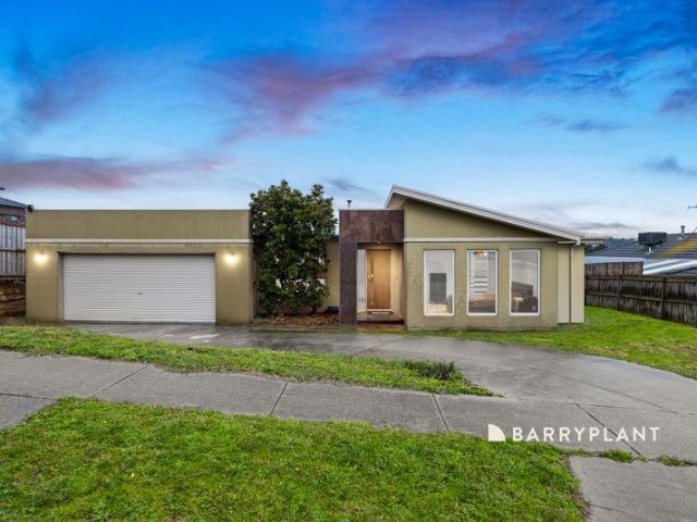 Spacious Family Living on 876sqm with Stunning Mountain Views