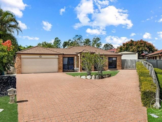 Spacious Family Living on 800m2 with Pool, Shed, Dual Living, 3 Car Accommodation & Outdoor Entertaining