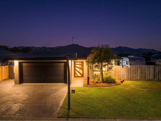 Spacious Family Living on 800m² with Stunning Pyramid Views