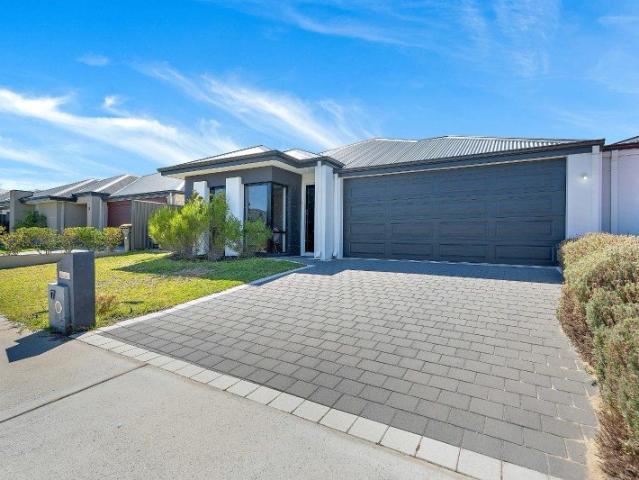 Spacious Family Living Opposite Narrin Park!