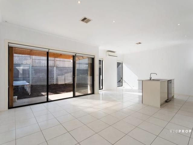 Spacious Family Living Opposite Parklands with 3 Bathrooms + Home Office/extra room