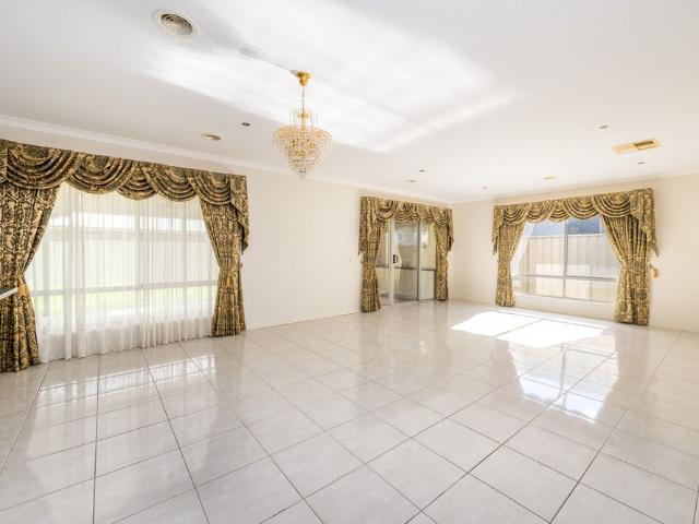 SPACIOUS FAMILY LIVING OPPOSITE SHEPPARTON GOLF COURSE