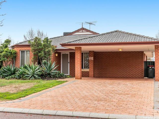 Spacious family living opposite the park