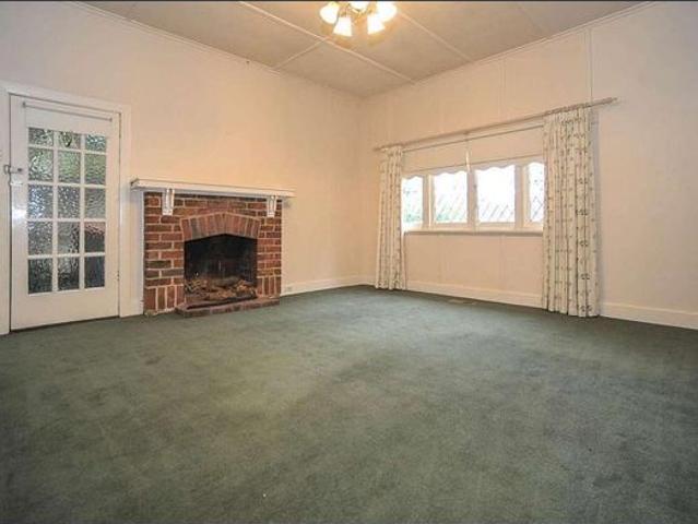 Spacious Family Living Opposite Wattle Park