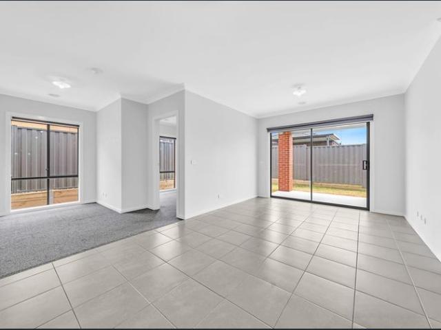 Spacious Family Living Awaits in Desirable Clyde Neighbourhood!