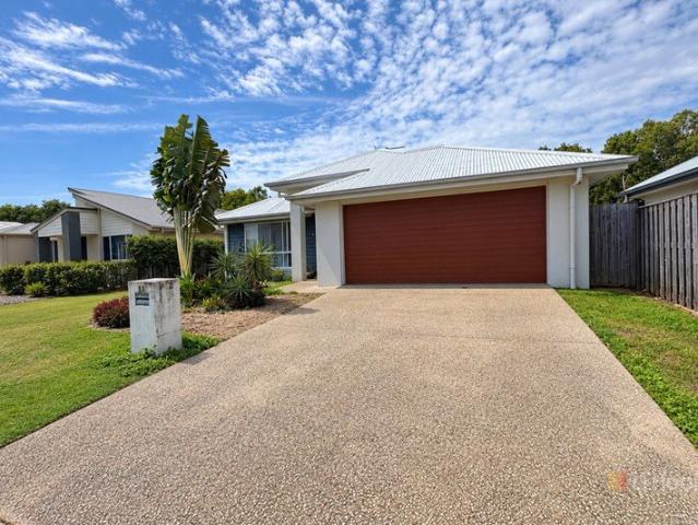 Spacious Family Living, a Walk from Blacks Beach