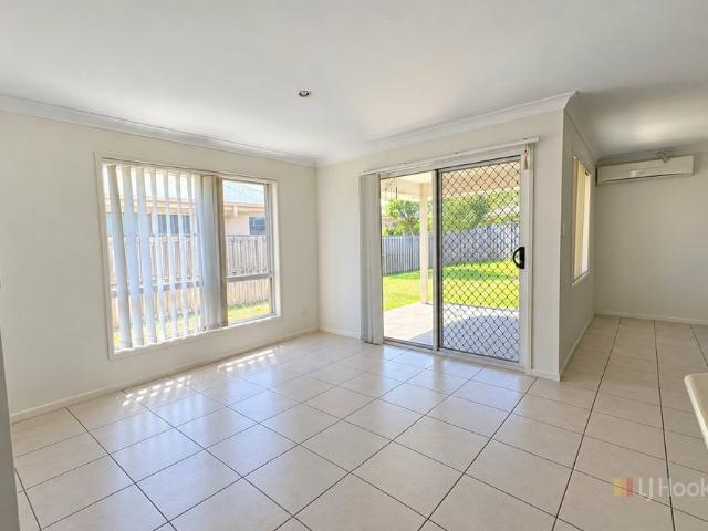 Spacious Family Living, a Walk from Blacks Beach