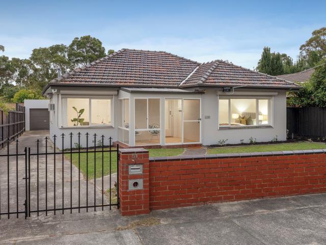 Spacious Family Living Backing Directly onto Parkland