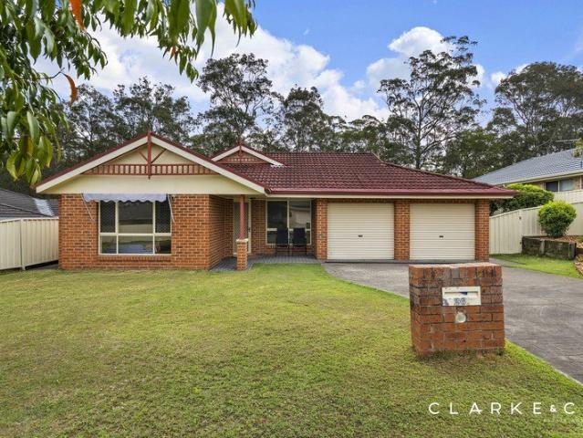 SPACIOUS FAMILY LIVING BACKING ONTO A RESERVE!