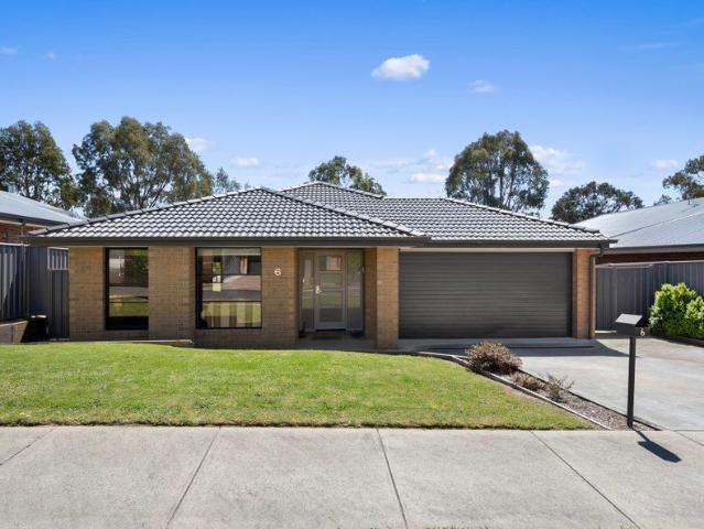 SPACIOUS FAMILY LIVING CLOSE TO SCHOOLS