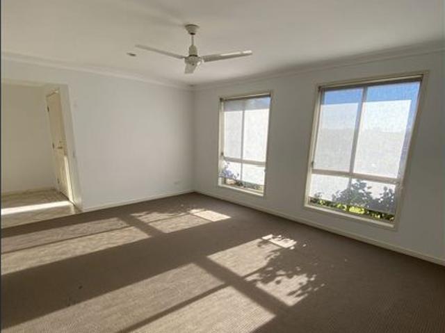 SPACIOUS FAMILY LIVING, DUCTED AIR CON, HEATED POOL & SOLAR POWER