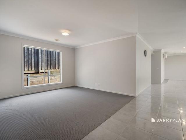 Spacious Family Living in a Convenient Drouin Location