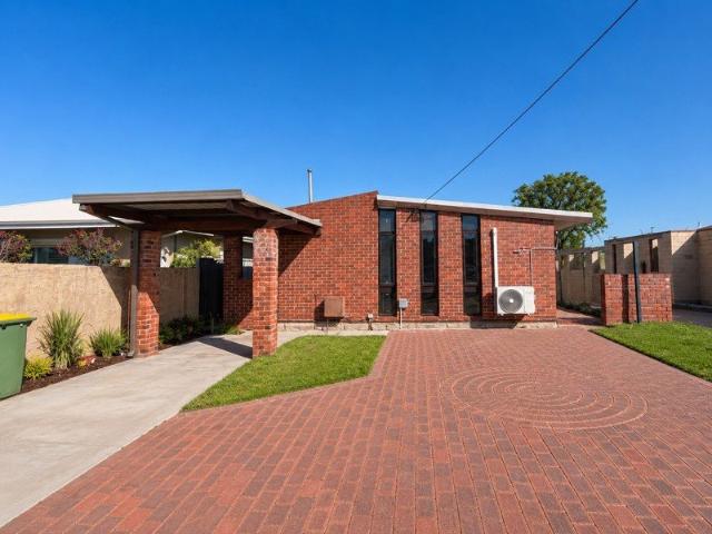 Spacious Family Living in a Convenient Morley Location
