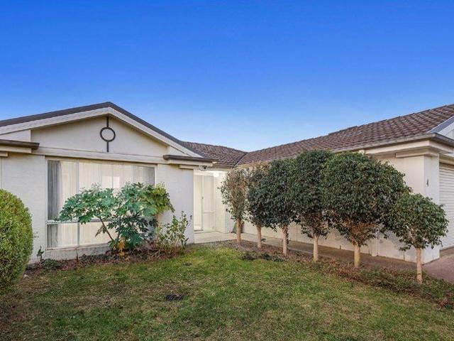 SPACIOUS FAMILY LIVING IN A CONVENIENT POINT COOK LOCATION