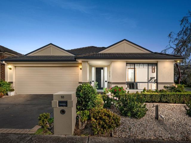 SPACIOUS FAMILY LIVING IN A CONVENIENT SOUTH MORANG LOCATION