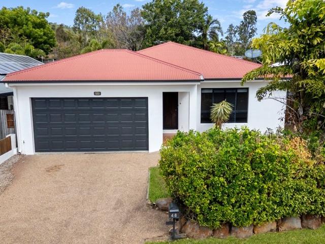 SPACIOUS FAMILY LIVING MOVE IN READY IN SOUGHT AFTER DOUGLAS