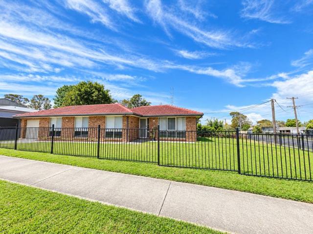 Spacious Family Living in a Lakeside Location!