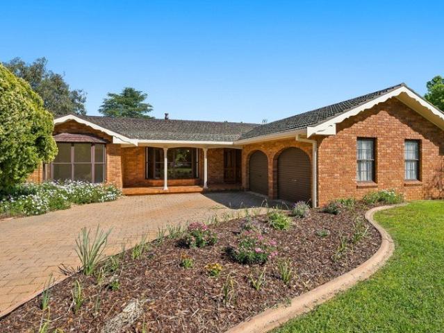 Spacious Family Living in a Sought After Cul de Sac Setting