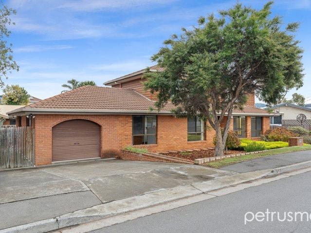 Spacious family living in a sought after coastal setting