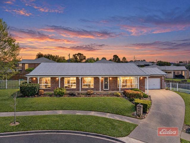 Spacious Family Living in a Peaceful Court Location