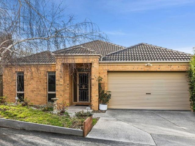 Spacious Family Living in a Peaceful Court Setting
