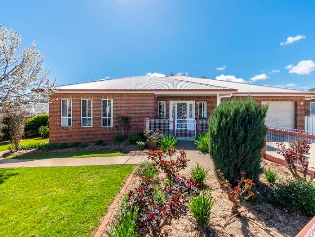 Spacious Family Living in a Peaceful Cul de Sac