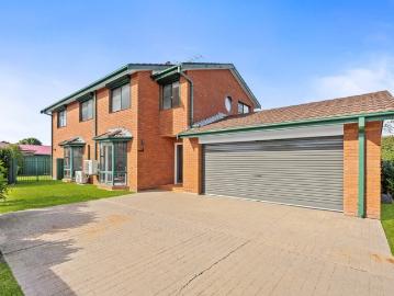 Spacious Family Living in a Peaceful Cul de Sac Setting!