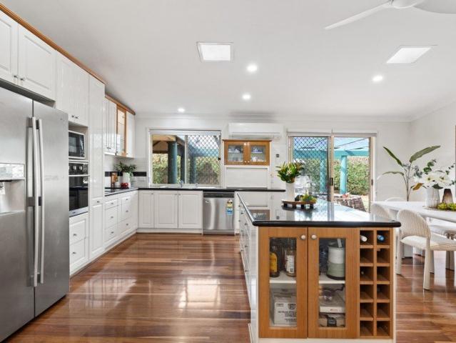 SPACIOUS FAMILY LIVING IN A PEACEFUL BAYSIDE CUL DE SAC